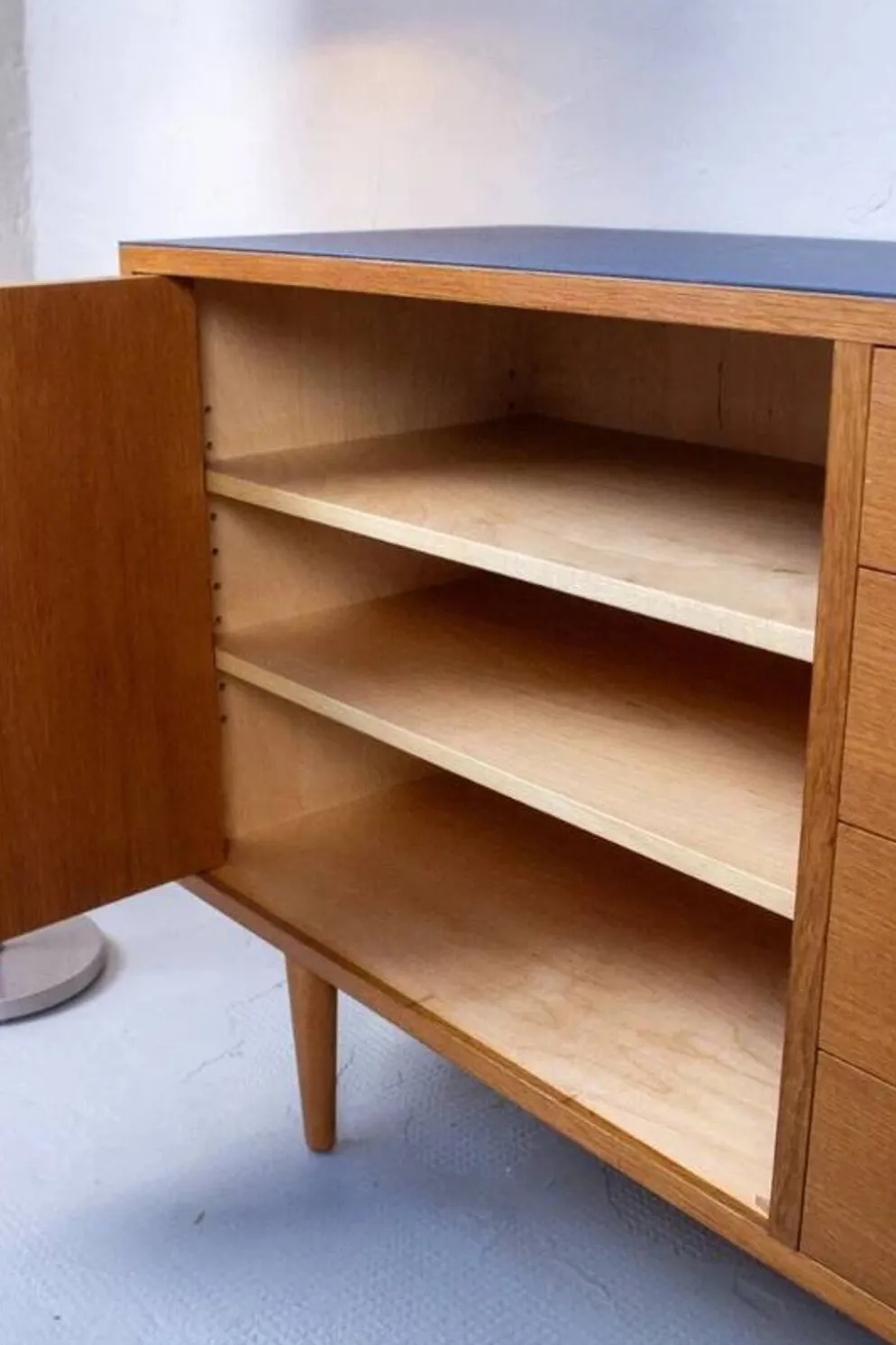 Buffet vintage commode Hundevad en chêne des années 60, style mid-century