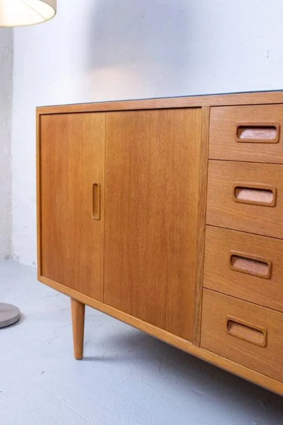 Buffet vintage commode Hundevad en chêne des années 60, style mid-century