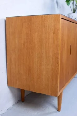 Buffet vintage commode Hundevad en chêne des années 60, style mid-century