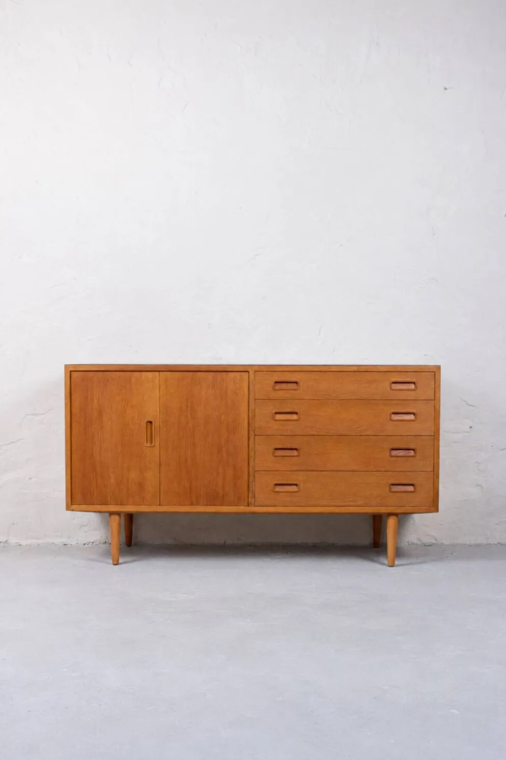 Buffet vintage commode Hundevad en chêne des années 60, style mid-century