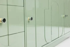 Buffet vintage des années 1970, vert pastel, relief, finition brillante, chrome