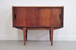 Buffet vintage en palissandre avec portes coulissantes