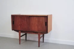Buffet vintage en palissandre avec portes coulissantes