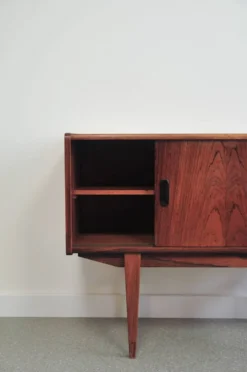 Buffet vintage en palissandre avec portes coulissantes