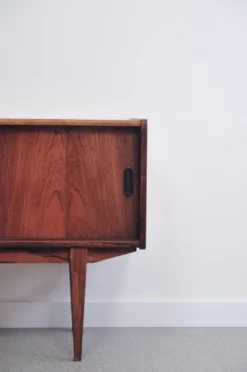 Buffet vintage en palissandre avec portes coulissantes