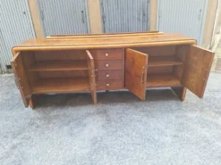 Buffet vintage en racine de noyer et bois d'érable avec détails en laiton, années 1940.