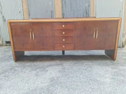 Buffet vintage en racine de noyer et bois d'érable avec détails en laiton, années 1940.