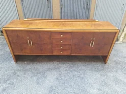 Buffet vintage en racine de noyer et bois d'érable avec détails en laiton, années 1940.