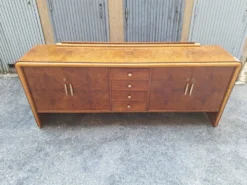Buffet vintage en racine de noyer et bois d'érable avec détails en laiton, années 1940.