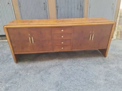 Buffet vintage en racine de noyer et bois d'érable avec détails en laiton, années 1940.