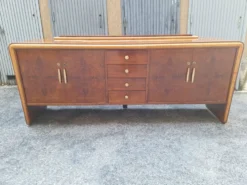 Buffet vintage en racine de noyer et bois d'érable avec détails en laiton, années 1940.