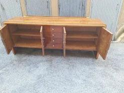 Buffet vintage en racine de noyer et bois d'érable avec détails en laiton, années 1940.
