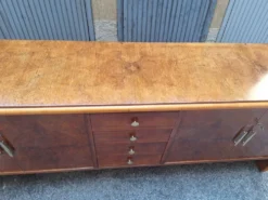 Buffet vintage en racine de noyer et bois d'érable avec détails en laiton, années 1940.