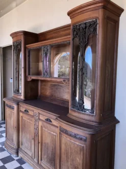 Buffet vitré Art Nouveau attr. à Louis Majorelle – verre rose américain fer