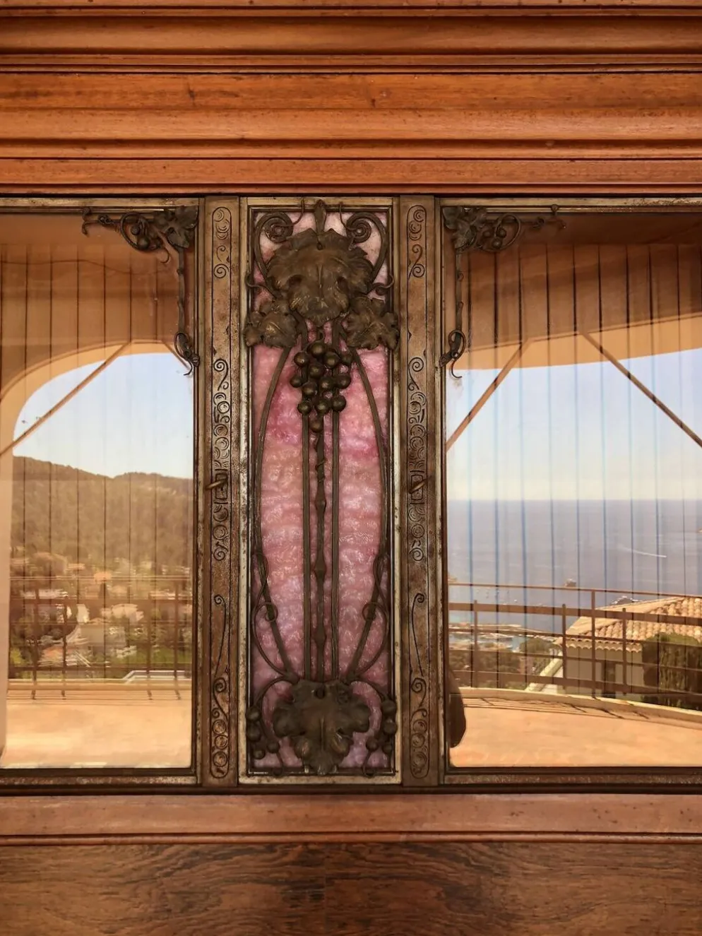 Buffet vitré Art Nouveau attr. à Louis Majorelle – verre rose américain fer