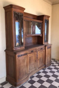 Buffet vitré Art Nouveau attr. à Louis Majorelle – verre rose américain fer