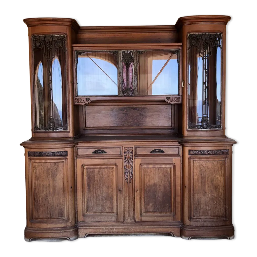 Buffet vitré Art Nouveau attr. à Louis Majorelle – verre rose américain fer