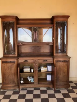 Buffet vitré Art Nouveau attr. à Louis Majorelle – verre rose américain fer