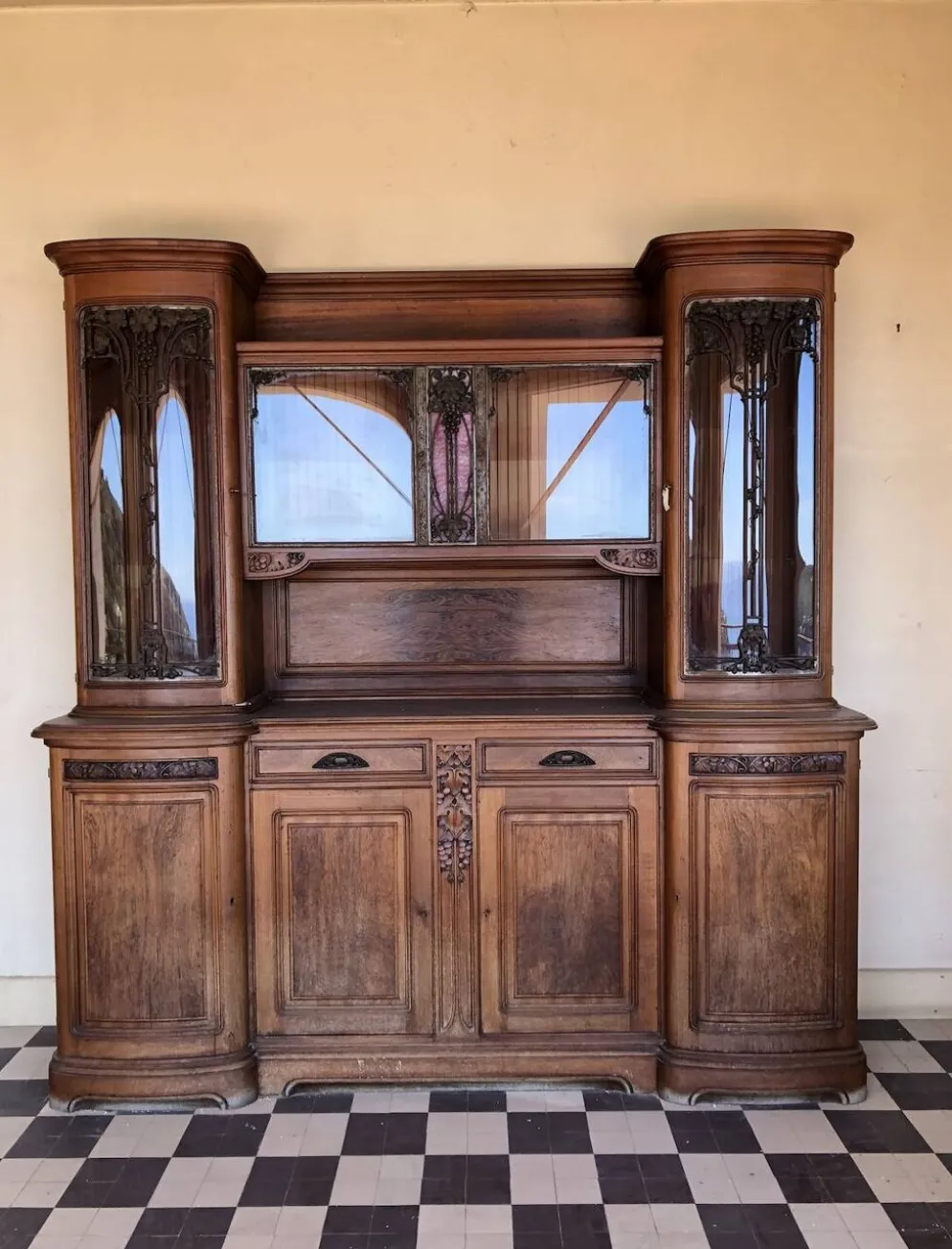 Buffet vitré Art Nouveau attr. à Louis Majorelle – verre rose américain fer