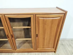 Buffet vitré en teck massif de style moderniste, Dyrlund, années 1980