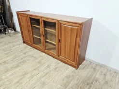 Buffet vitré en teck massif de style moderniste, Dyrlund, années 1980