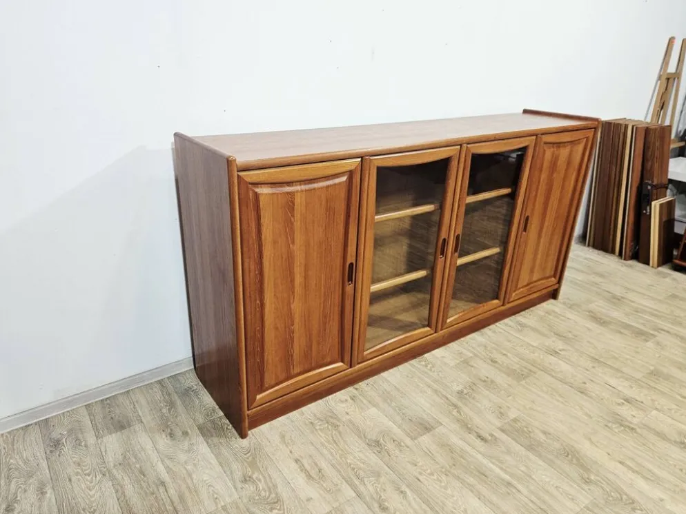 Buffet vitré en teck massif de style moderniste, Dyrlund, années 1980