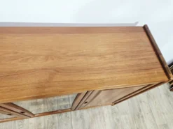 Buffet vitré en teck massif de style moderniste, Dyrlund, années 1980