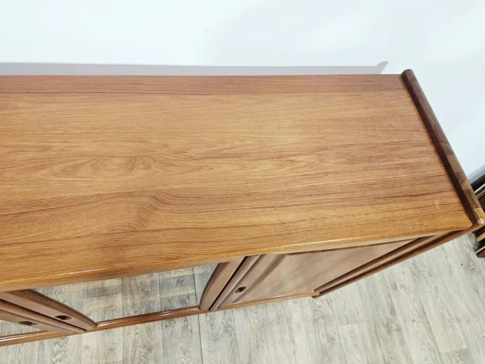 Buffet vitré en teck massif de style moderniste, Dyrlund, années 1980