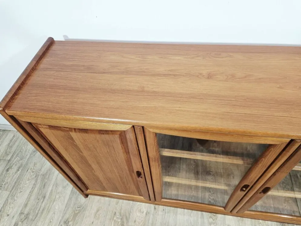 Buffet vitré en teck massif de style moderniste, Dyrlund, années 1980