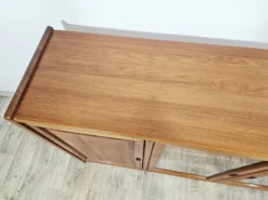 Buffet vitré en teck massif de style moderniste, Dyrlund, années 1980