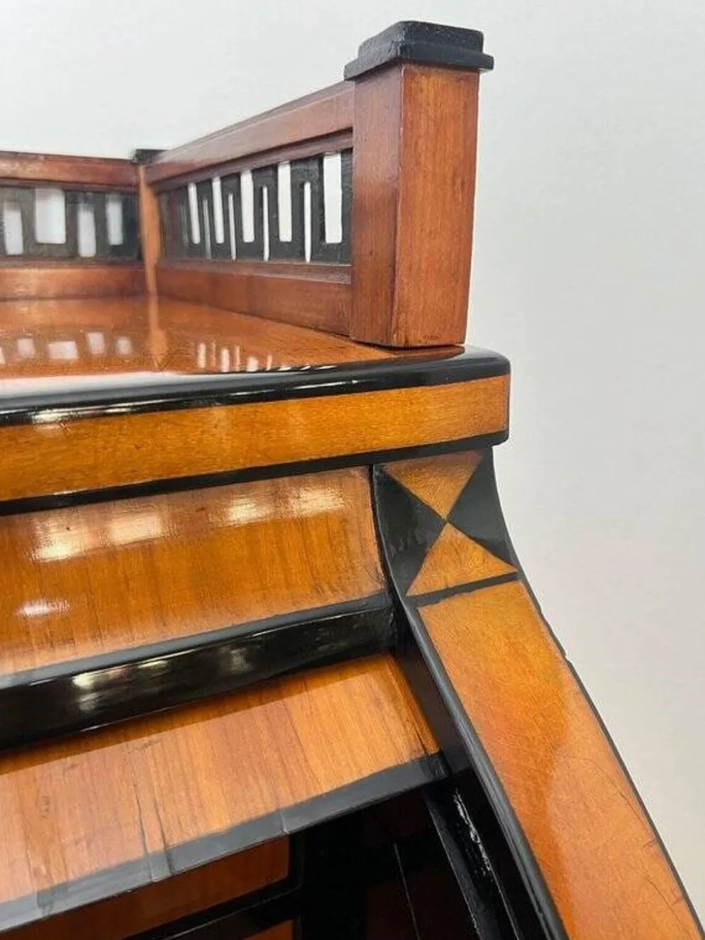Bureau à abattant Biedermeier en placage de cerisier et en laiton, 1820