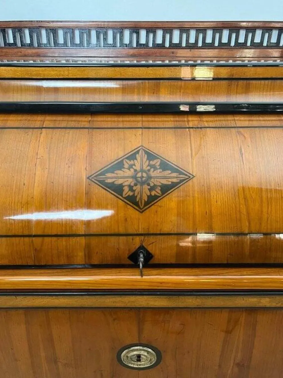 Bureau à abattant Biedermeier en placage de cerisier et en laiton, 1820