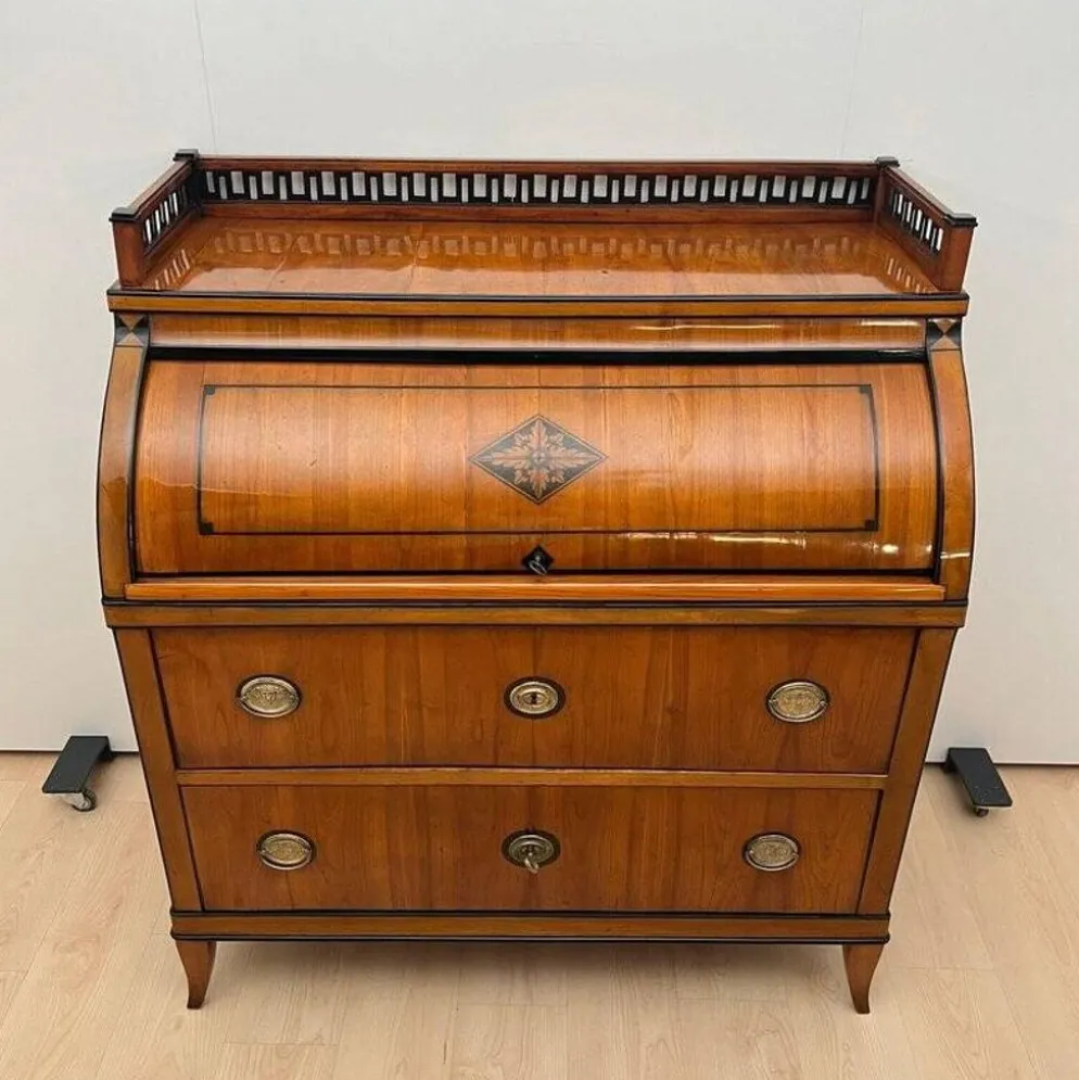 Bureau à abattant Biedermeier en placage de cerisier et en laiton, 1820