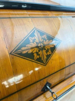 Bureau à abattant Biedermeier en placage de cerisier et en laiton, 1820