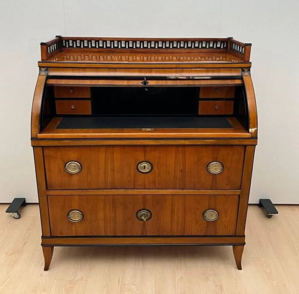 Bureau à abattant Biedermeier en placage de cerisier et en laiton, 1820