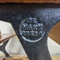 Bureau ancien / banc d'école (1920) en fonte De Mark Breda Hollande