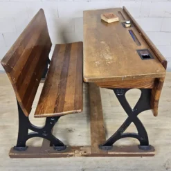 Bureau ancien / banc d'école (1920) en fonte De Mark Breda Hollande