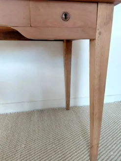 Bureau ancien à double tiroir, pieds gainés, XIXème