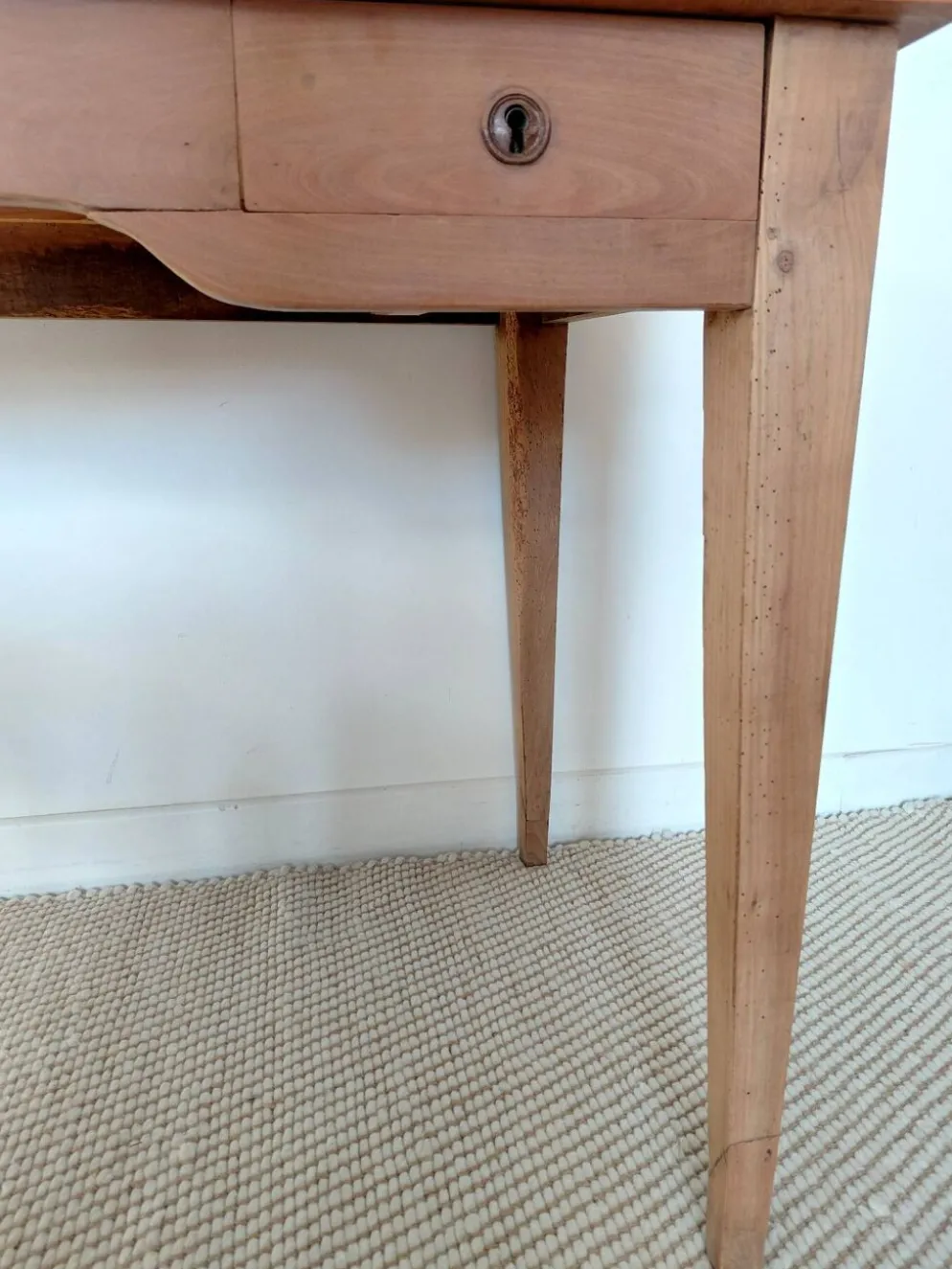 Bureau ancien à double tiroir, pieds gainés, XIXème