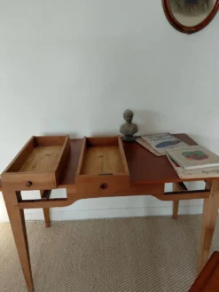 Bureau ancien à double tiroir, pieds gainés, XIXème