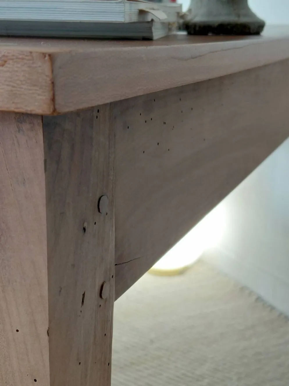 Bureau ancien à double tiroir, pieds gainés, XIXème