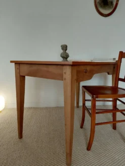 Bureau ancien à double tiroir, pieds gainés, XIXème