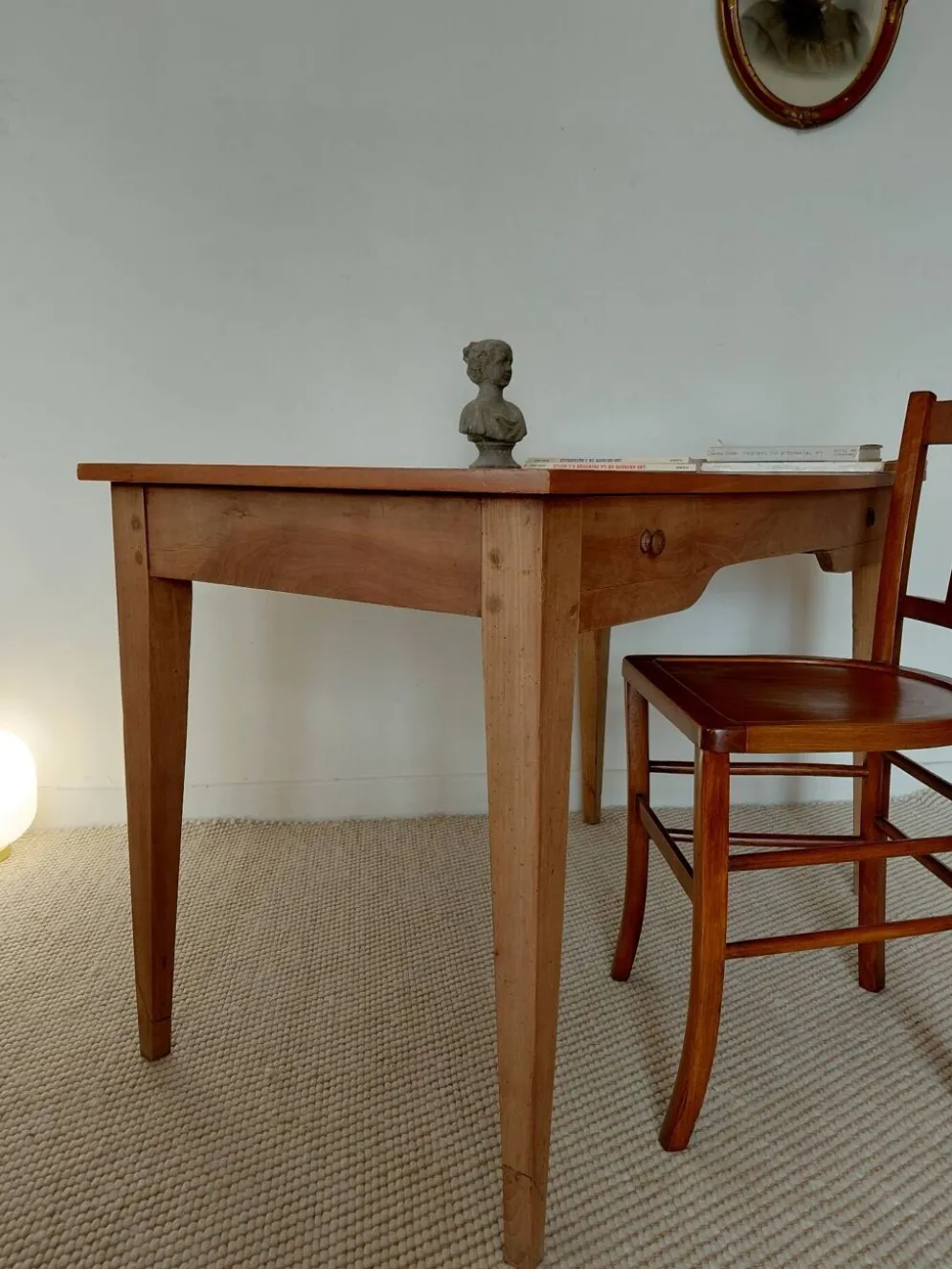 Bureau ancien à double tiroir, pieds gainés, XIXème