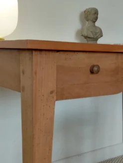 Bureau ancien à double tiroir, pieds gainés, XIXème