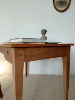 Bureau ancien à double tiroir, pieds gainés, XIXème