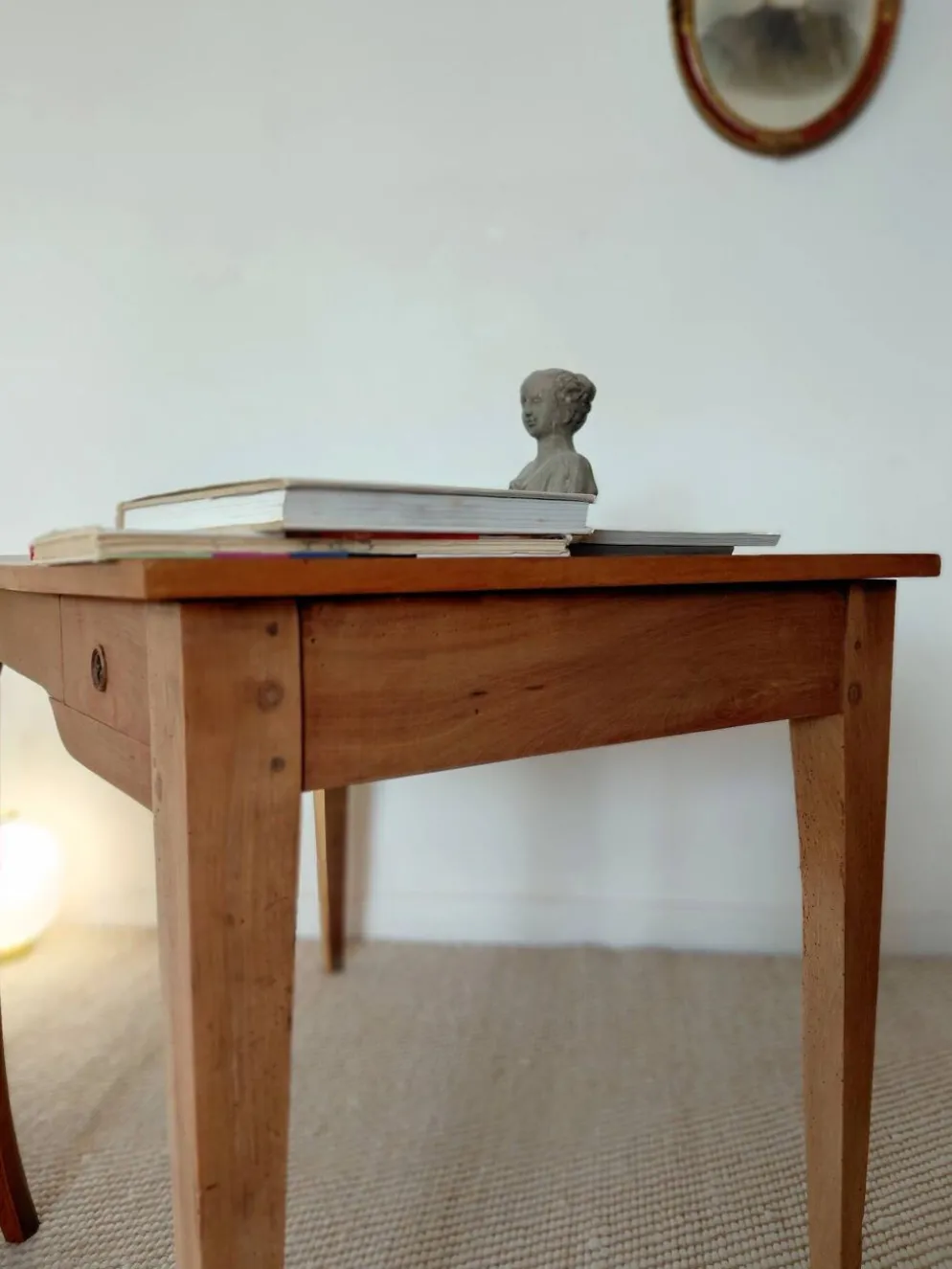 Bureau ancien à double tiroir, pieds gainés, XIXème