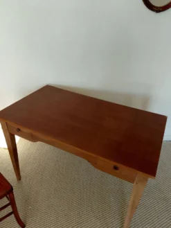 Bureau ancien à double tiroir, pieds gainés, XIXème