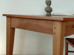 Bureau ancien à double tiroir, pieds gainés, XIXème
