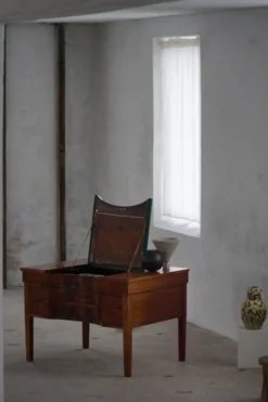 Bureau ancien en acajou, fait sur mesure par un ébéniste danois, début des années 1900