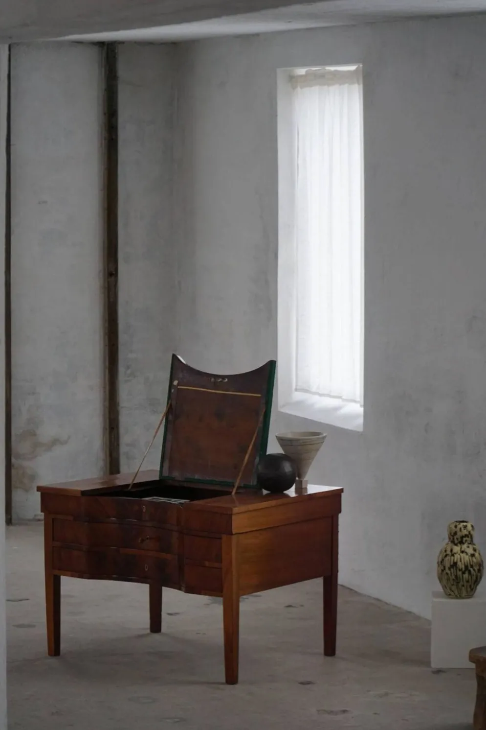 Bureau ancien en acajou, fait sur mesure par un ébéniste danois, début des années 1900